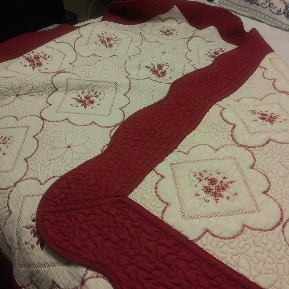 2296 Red & White Embroidered Throw or Wall Hanging - Picture 5 of 6